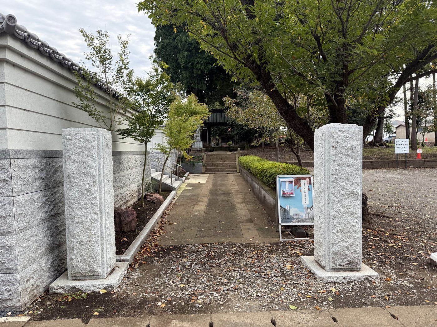 御影石の門柱から参道へ
