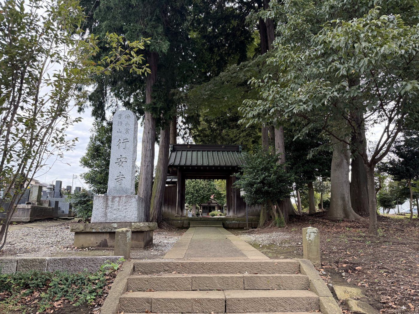 石段を上がり、山門へ