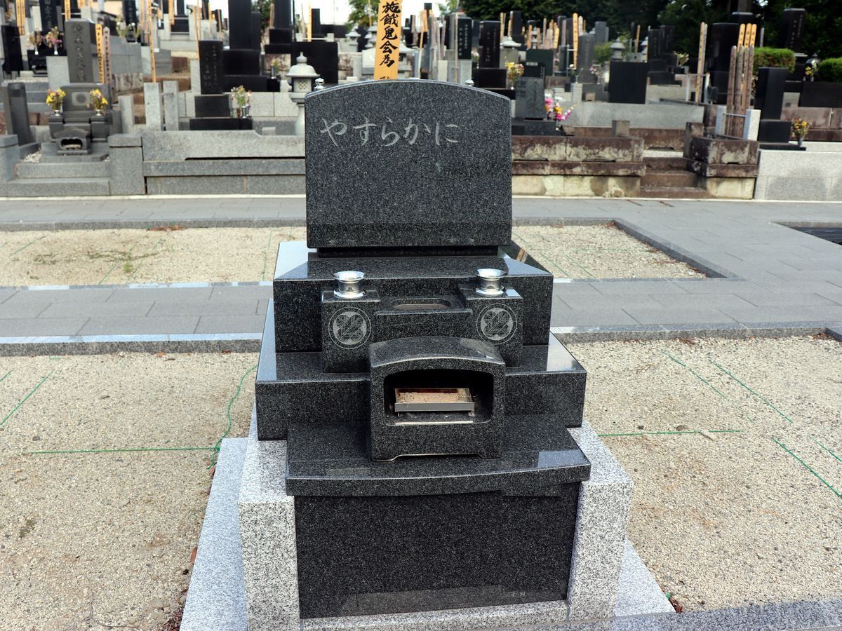 新区画墓地の墓石
