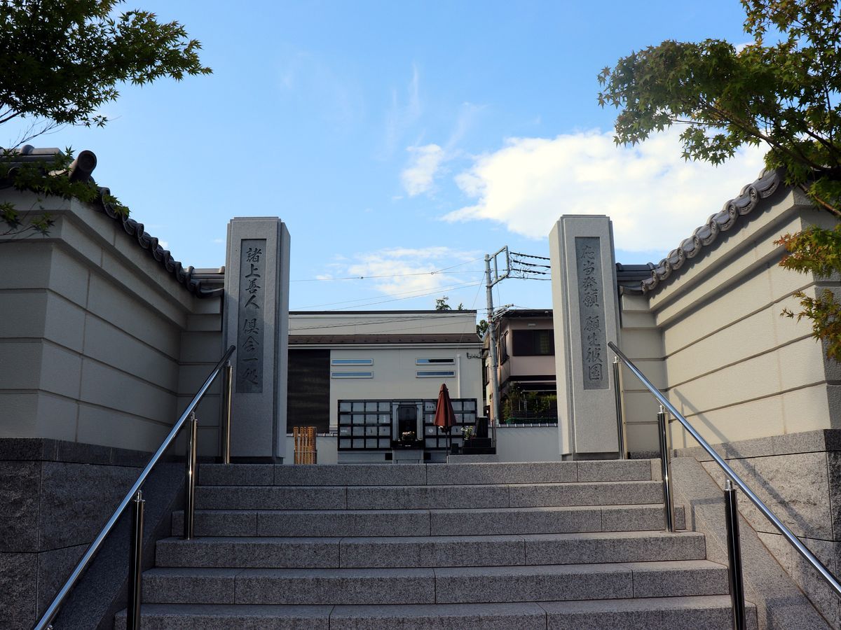 墓地入口の門柱と石段