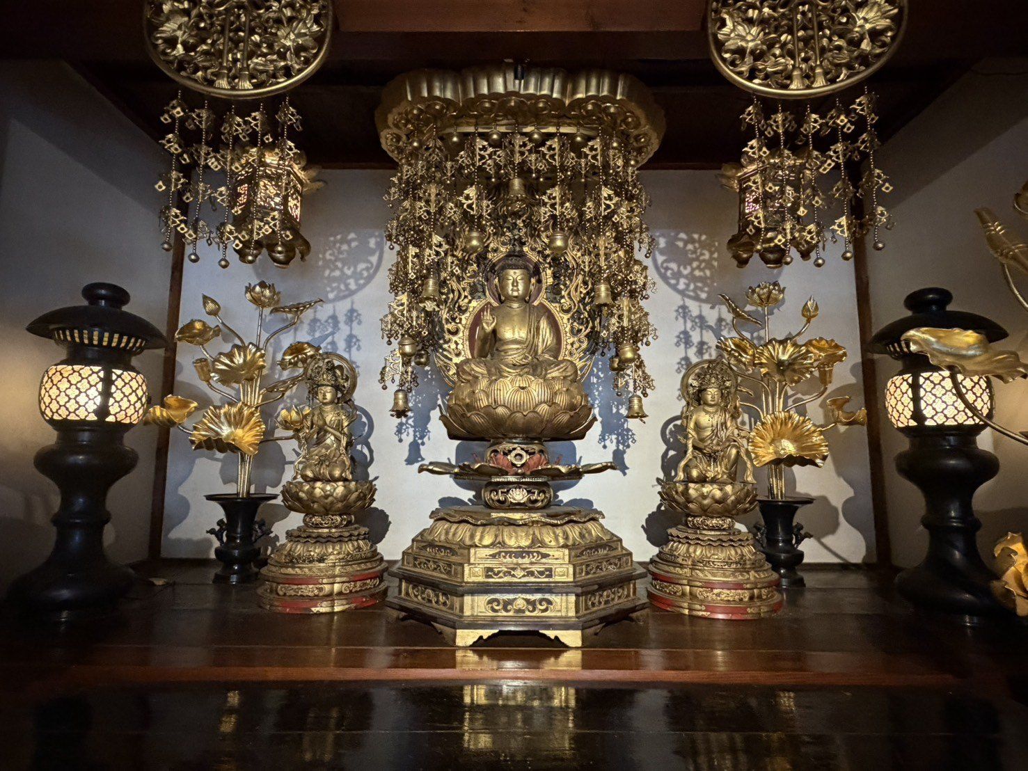 阿弥陀三尊像(中央に阿弥陀如来、向かって右に観音菩薩、左に勢至菩薩)