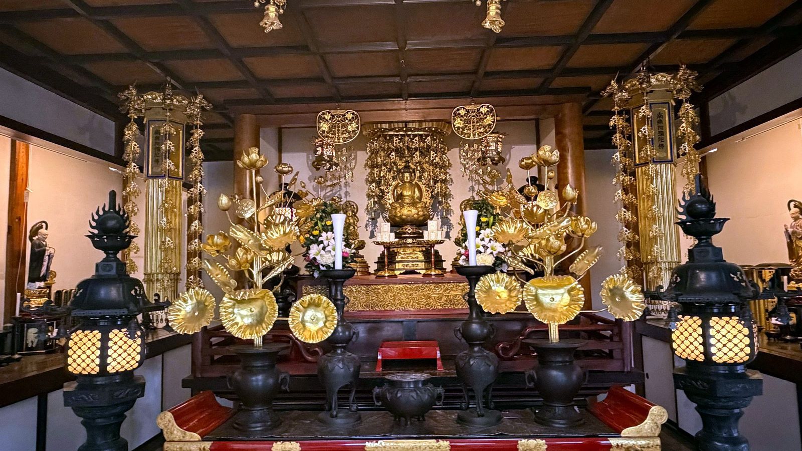 本堂内陣